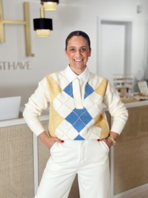 Polo em Malha tom azul e amarelo c/gola em tecido