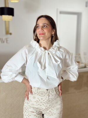 Blusa Branca gola c\ flores